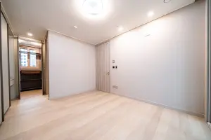 드레스룸과 연결된 넓은 모던 침실 인테리어